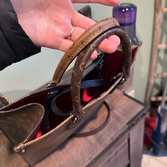 Louis Vuitton MM Monogram Tote - Picture 6 of 10